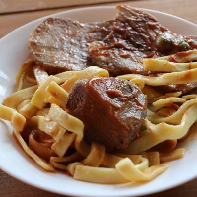 Langue de bœuf piquante et tagliatelles