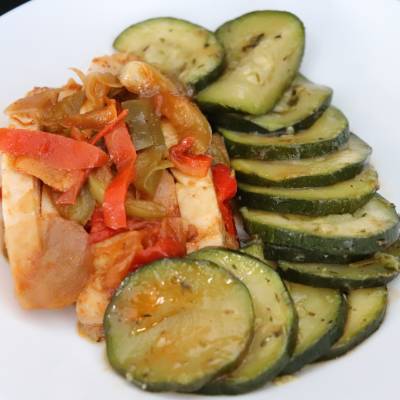 Filet de poulet basquaise et courgettes