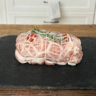 Rôti de chevreau farci aux herbes fraîches et ail